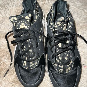 NIKE AIR HURRACHE black & tan cheetah sneaker